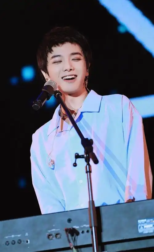 华晨宇微笑壁纸,高清治愈系