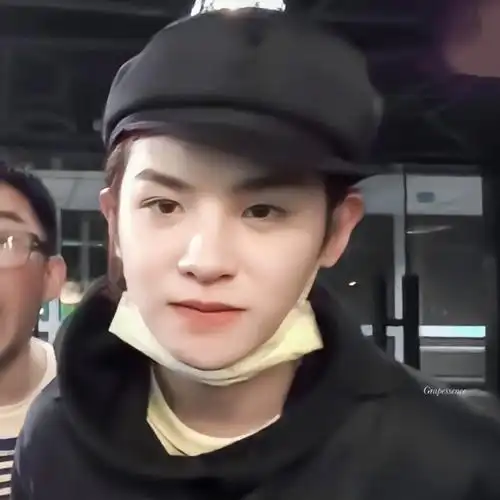 黄明昊超话94#黄明昊justin看我的生活#"小贾素颜太奶了!