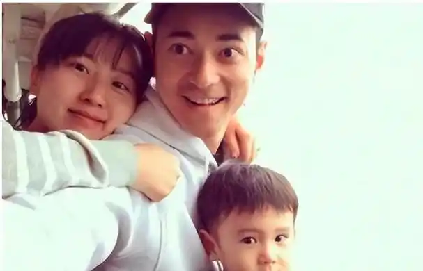 曝42岁李晨上海遛娃女儿五官清秀超像爸推简易婴儿车太低调