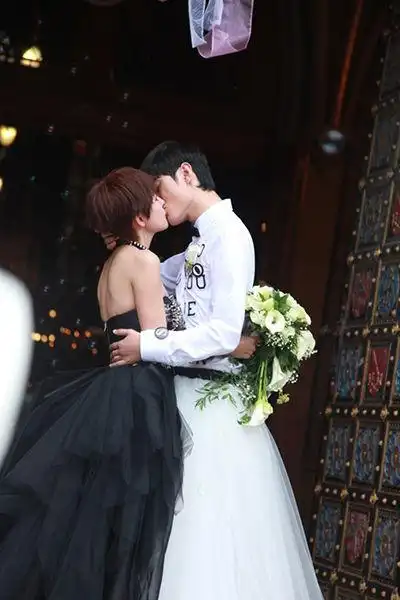 《有一个》首日3600万 热依扎获评"酷酷女神"(组图)