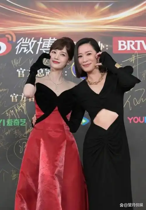 微博之夜红毯唐嫣金光闪闪杨幂步步生莲刘诗诗知性优雅