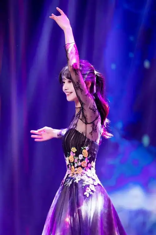 郑爽典雅黑色长裙唯美舞台照