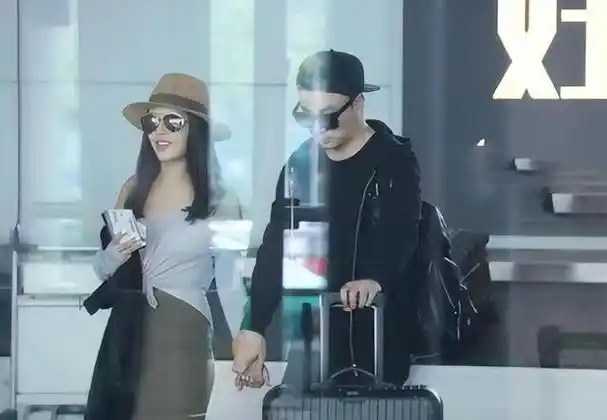 他很早就被曝光有一位女友,甚至还有照片曝光疑似带着孩子的情况.