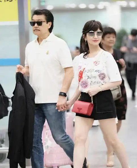 赵雅芝全家合体亮相,颜值超高,网友:真有气质