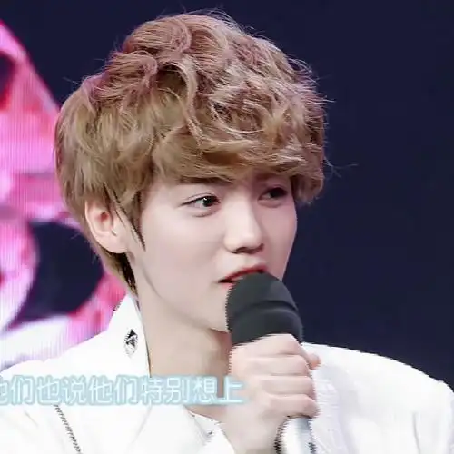 鹿晗超话#歌手鹿晗#  早,考古到一组图,好喜欢这期的卷毛鹿,惊为天人