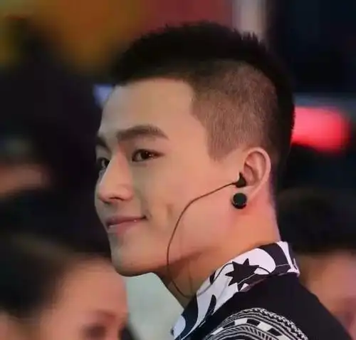 最后,再欣赏一下充满男人味的寸头留最帅的寸头健最完美的身材看完