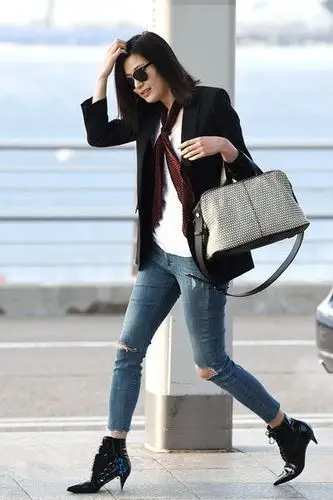 潮搭学起来韩国女星最爱的破洞牛仔裤穿搭