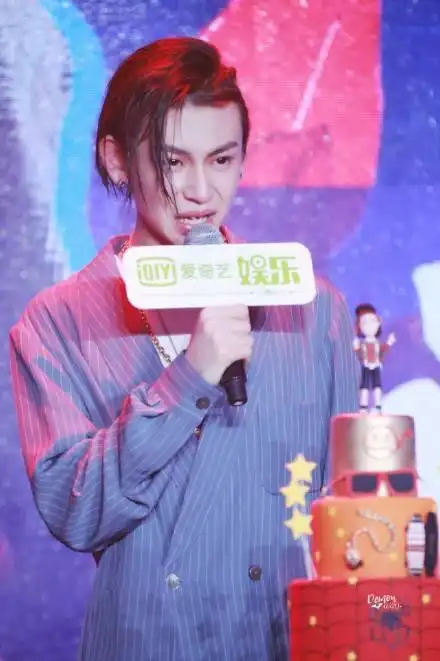 小鬼爸爸妈妈现身生日会为儿子庆生