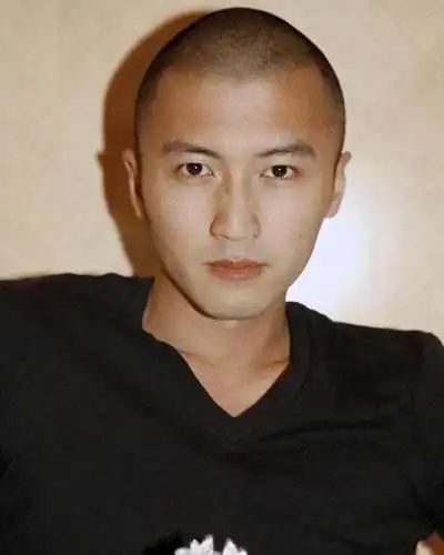 谢霆锋现身薇娅直播间,轻松驾驭20岁发型,不愧是火过f4的门面