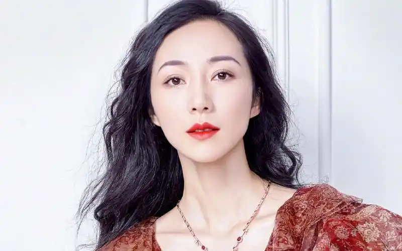 韩雪清新优雅金大福珠宝写真图片桌面壁纸