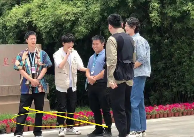 王一博现身成都录制和175大张伟站在一起这腿确定不是五五分