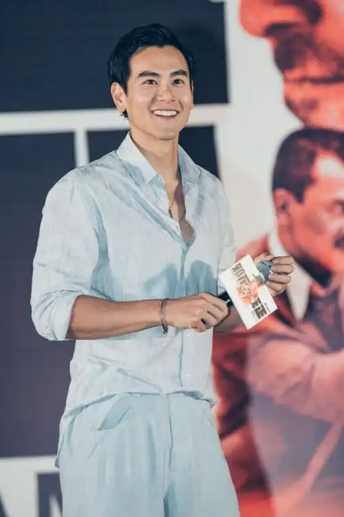 彭于晏v领衬衫配休闲裤,变身清爽少年,笑容可爱引网友舔屏