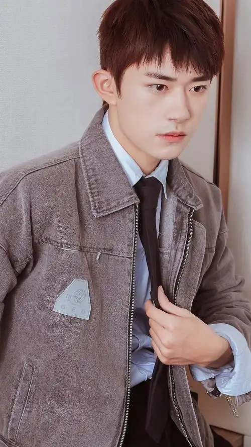 易烊千玺帅气阳光迷人写真