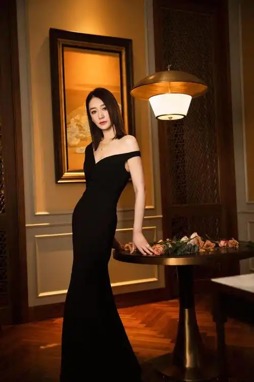 李小冉不愧为冻龄女神,一袭不规则露肩黑裙直接心动!