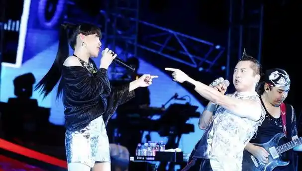 消失的巨星吴莫愁从13亿代言费到县城卖唱她做错了什么