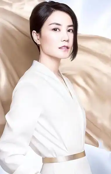 55岁王菲现身机场身材高挑气质出众难怪谢霆锋深深着迷