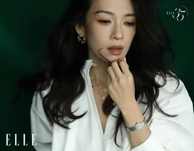 章子怡《elle》35周年封面,时尚穿西装马甲,太飒了!_连衣裙_电影_大片