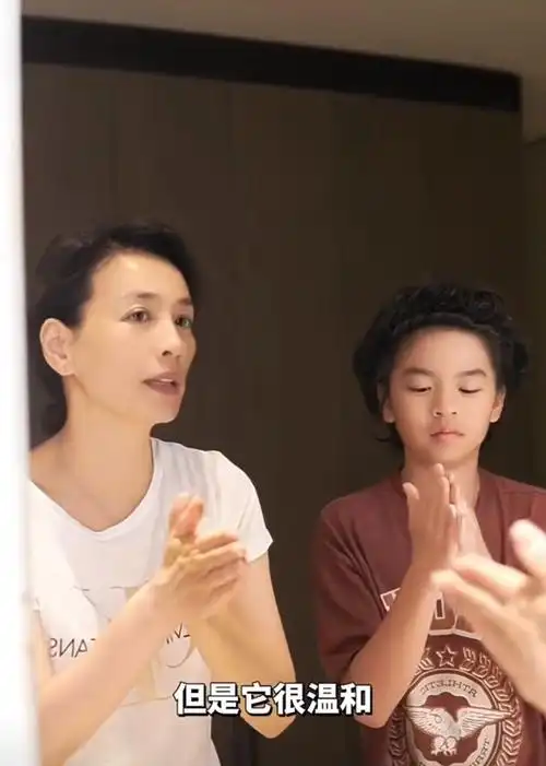 明星张庭指导青春期儿子正确洗脸方法 - 焦点日报网-中国焦点日报网