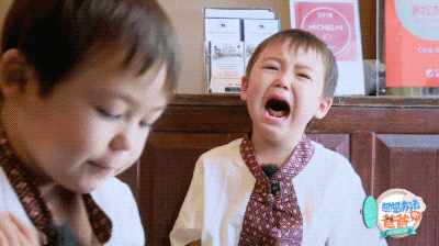 在生孩子这件事上,爸爸李承铉参与了个寂寞……这几年lucky的表情包