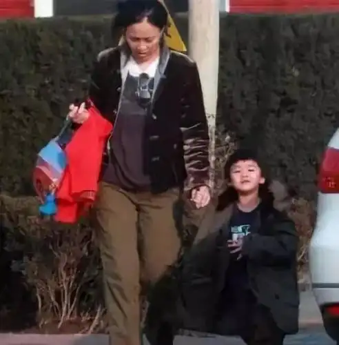 那英53岁状态太真实了,身材下垂严重,这肚子肉肉堆起好几层!