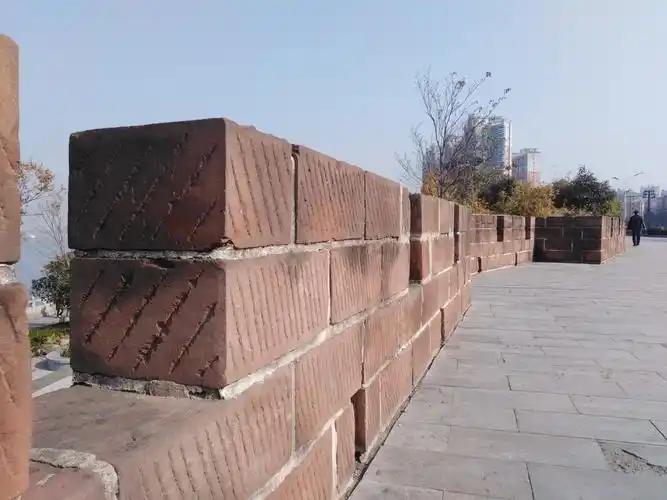 现在立那个"吴王城遗址"碑地方,小时候我们还看到鄂城