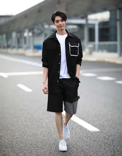 曹佑宁时尚街拍曝光 黑白潮范儿魅力十足