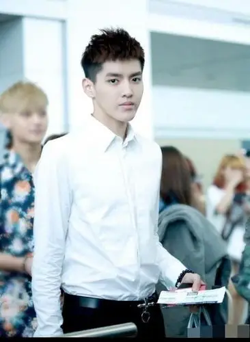 李易峰机场照比吴亦凡机场照帅喔!那么你觉得怎么样呢?