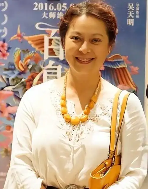 唐国强的女儿唐莉7岁时母亲悲情早逝她在泪水中理解父亲和继母