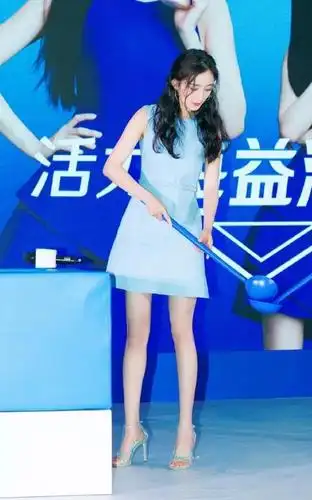 90斤的杨幂身材绝好,"蚂蚁腰"造型爆热搜,藏不住的凹凸感真美