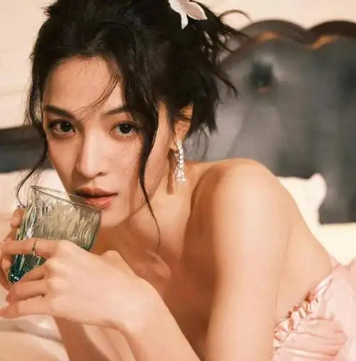 大佬级人物对她赞赏有加,能和洪金宝合照,手里拿着逆天资源的钟楚曦