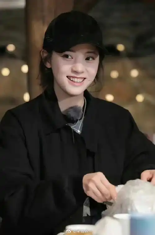 01张翰自认为审美高超,但他现在交往的女友颜值也是一任不如一任.