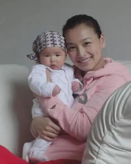 张庭晒一家四口合影和老公林瑞阳像祖孙俩女儿身材纤细变漂亮