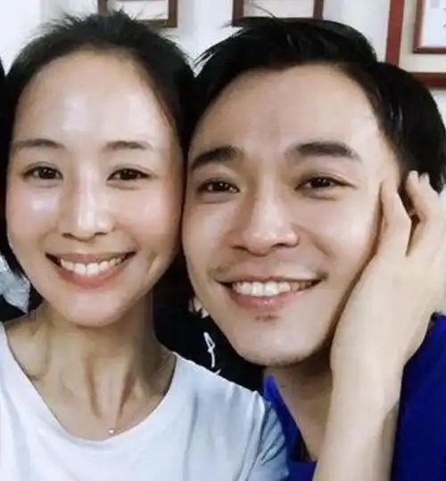 好,深受大家的喜欢,张钧甯的绯闻非常的少,有2个前男友,一个是黄凯伟