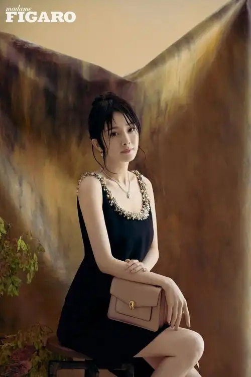 杨幂最新大片好性感,穿黑色吊带裙躺地扭成s型,眼神魅惑真撩人