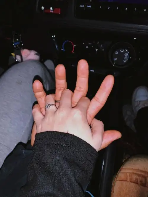 一组牵手手#情侣拍照姿势  #小情侣的日常