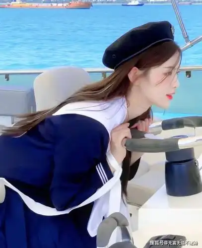 杨超越 水手服出镜 复古又可爱