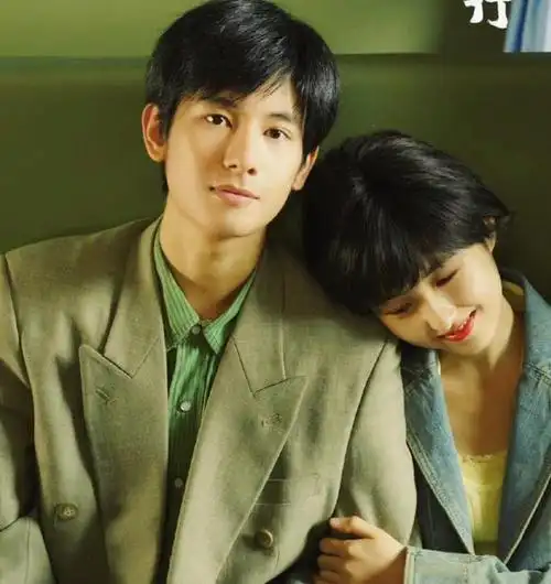 胡先煦和张子枫官宣!年纪不大,尺度不小,从青梅竹马到修成正果