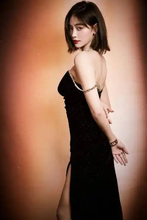 许佳琪一袭礼服尽显迷人好身材时尚造型魅力十足