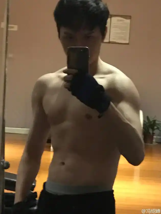 冯绍峰健身房晒照 减掉肚腩一身肌肉