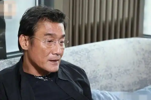 原创网友偶遇61岁梁家辉爬山满脸都是褶子老得让人心惊