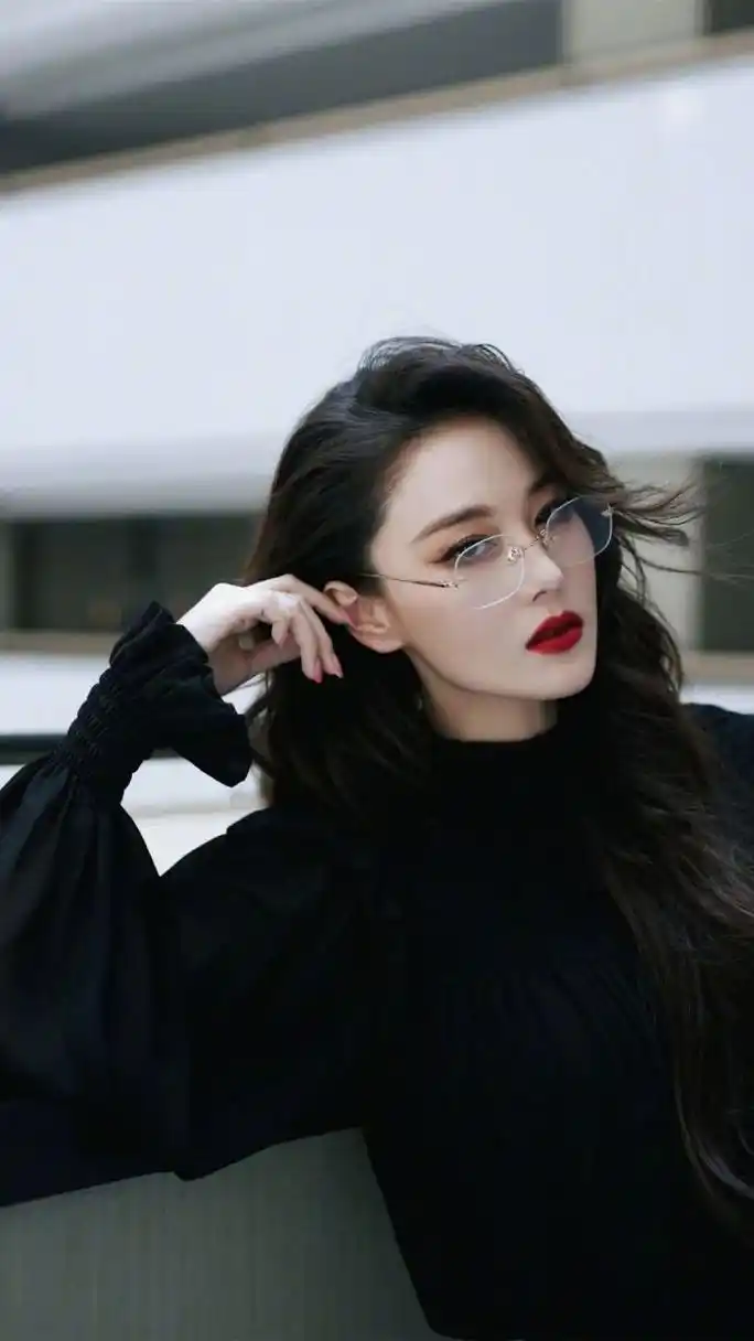 张馨予烈焰红唇,一身黑色装扮.