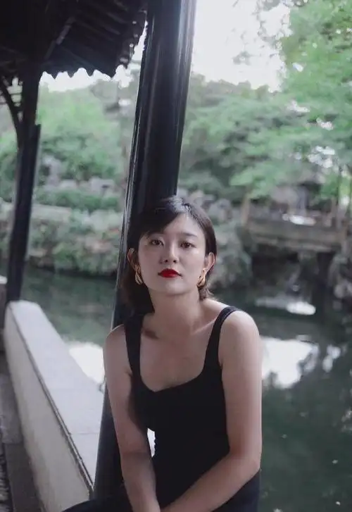 一,今日主角:李七月 年龄:33岁 身高:170cm 前段时间,她在社交平台上