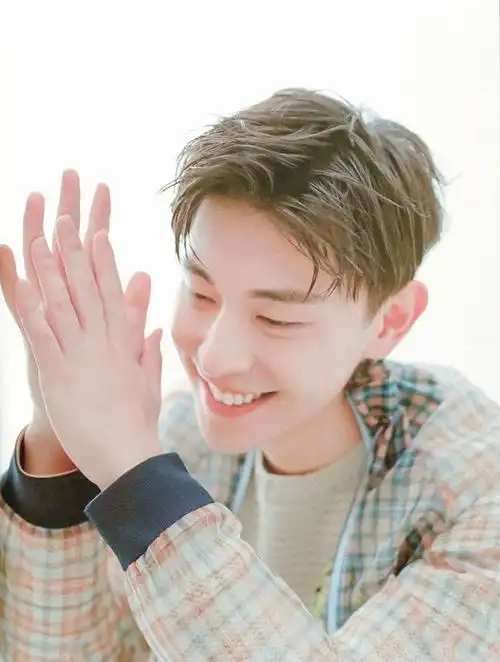 邓伦出国换发型像换脸, 颜值再次突破巅峰线