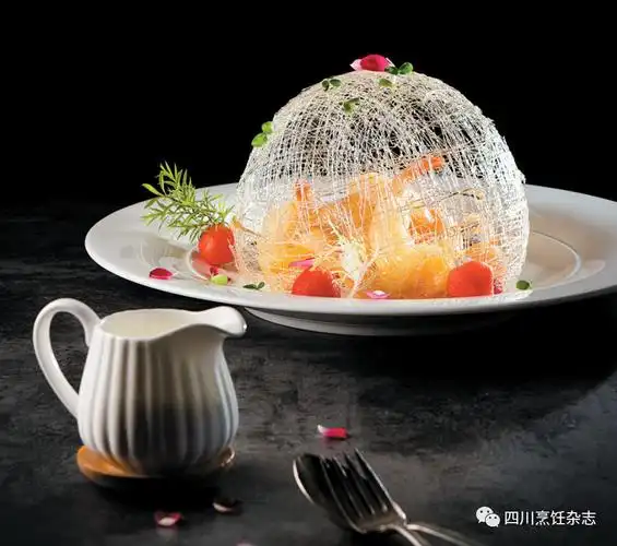 这是将糖艺与西餐西点相结合的一道 菜,色彩的搭配,独特的造型,高颜值