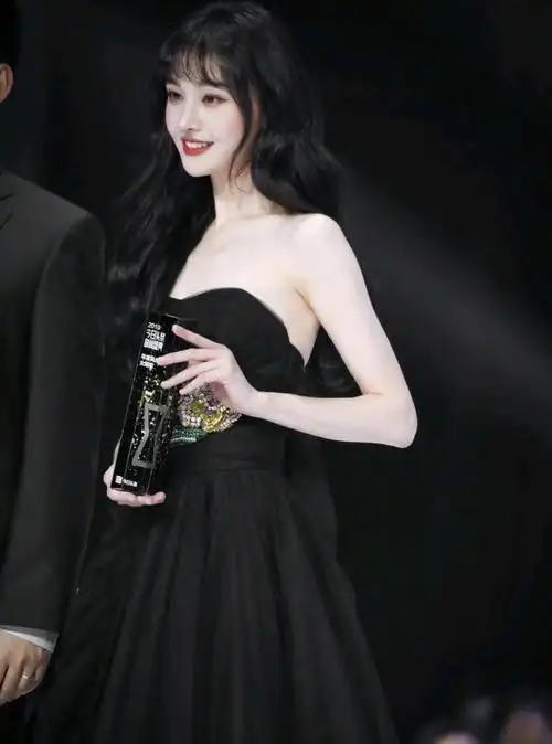 郑爽身着黑色抹胸纱裙,颜值回归!