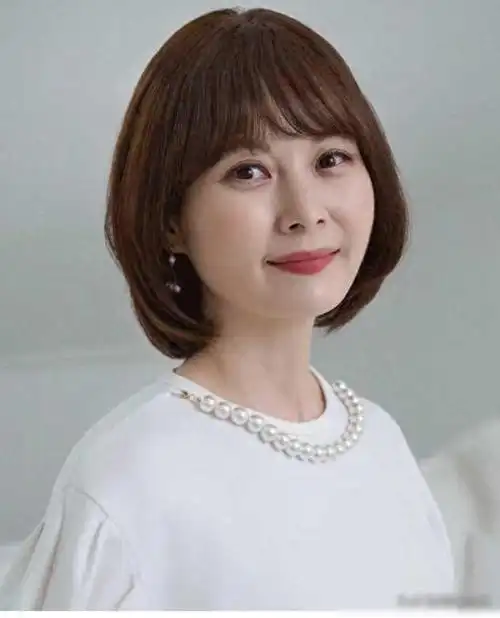 本文将揭示中年女性避雷与减龄发型,让你摆脱"大妈"标签,展现更年轻的