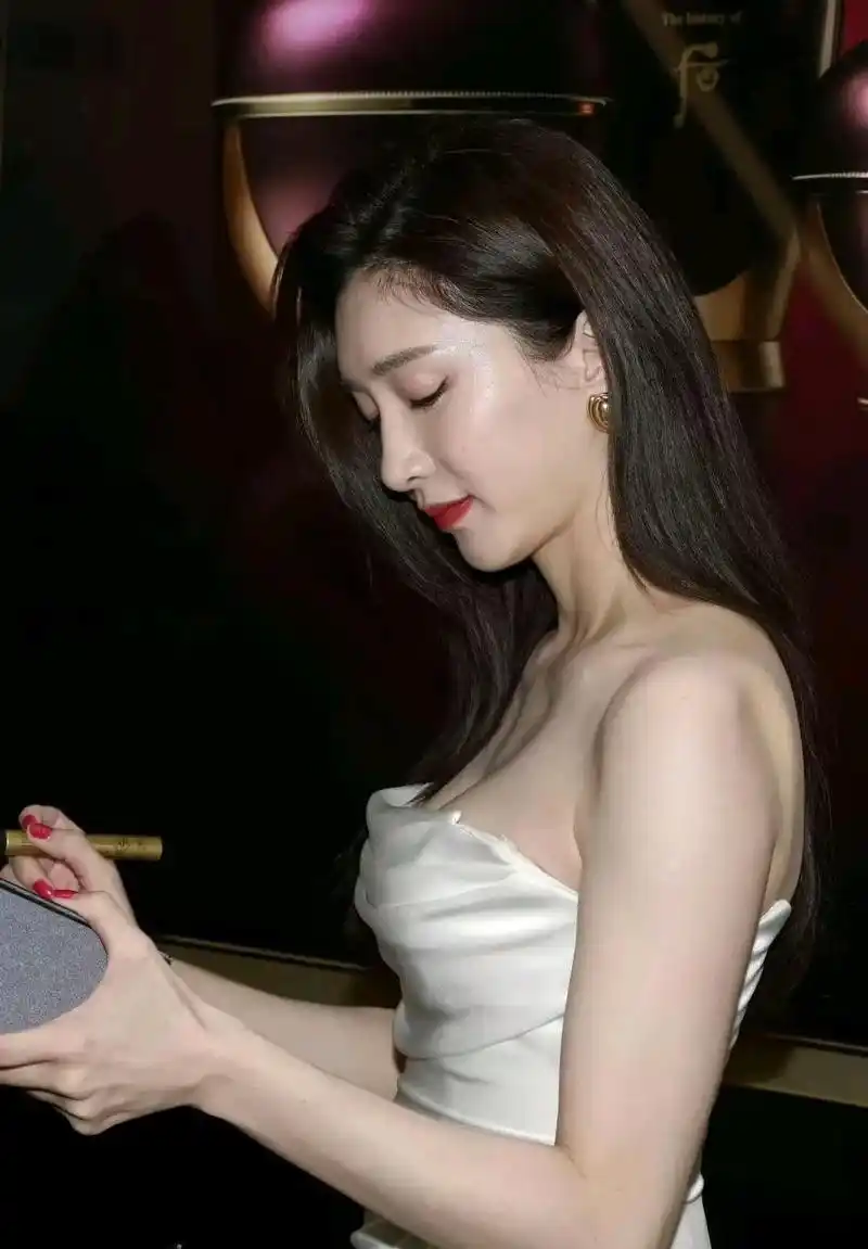 江疏影的生活照真好,从头发到脚趾[滑稽]