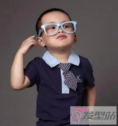 小男孩剃寸头发型潇洒活泼从小帅到大