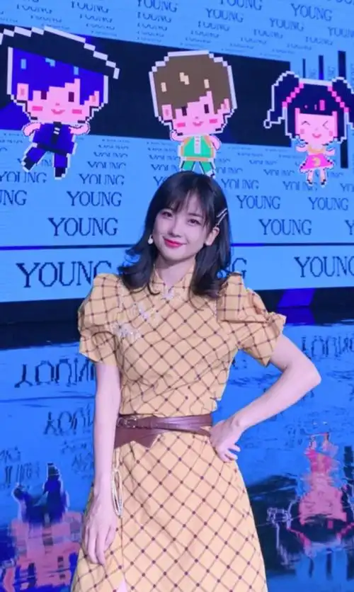 央视主持人王冰冰肉肉脸太甜了清新白配上柠檬黄真挺美