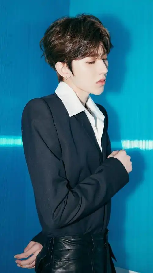 蔡徐坤深蓝色垫肩西装造型